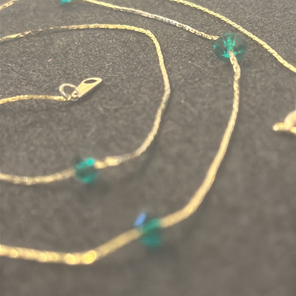 🛑🛑SOLD 🛑🛑Vintage Liquid Gold Necklace with Green Glass Crystals - Picture 12 of 17